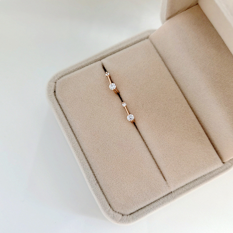 925 silver buckle with zircon in a zigzag ear ring