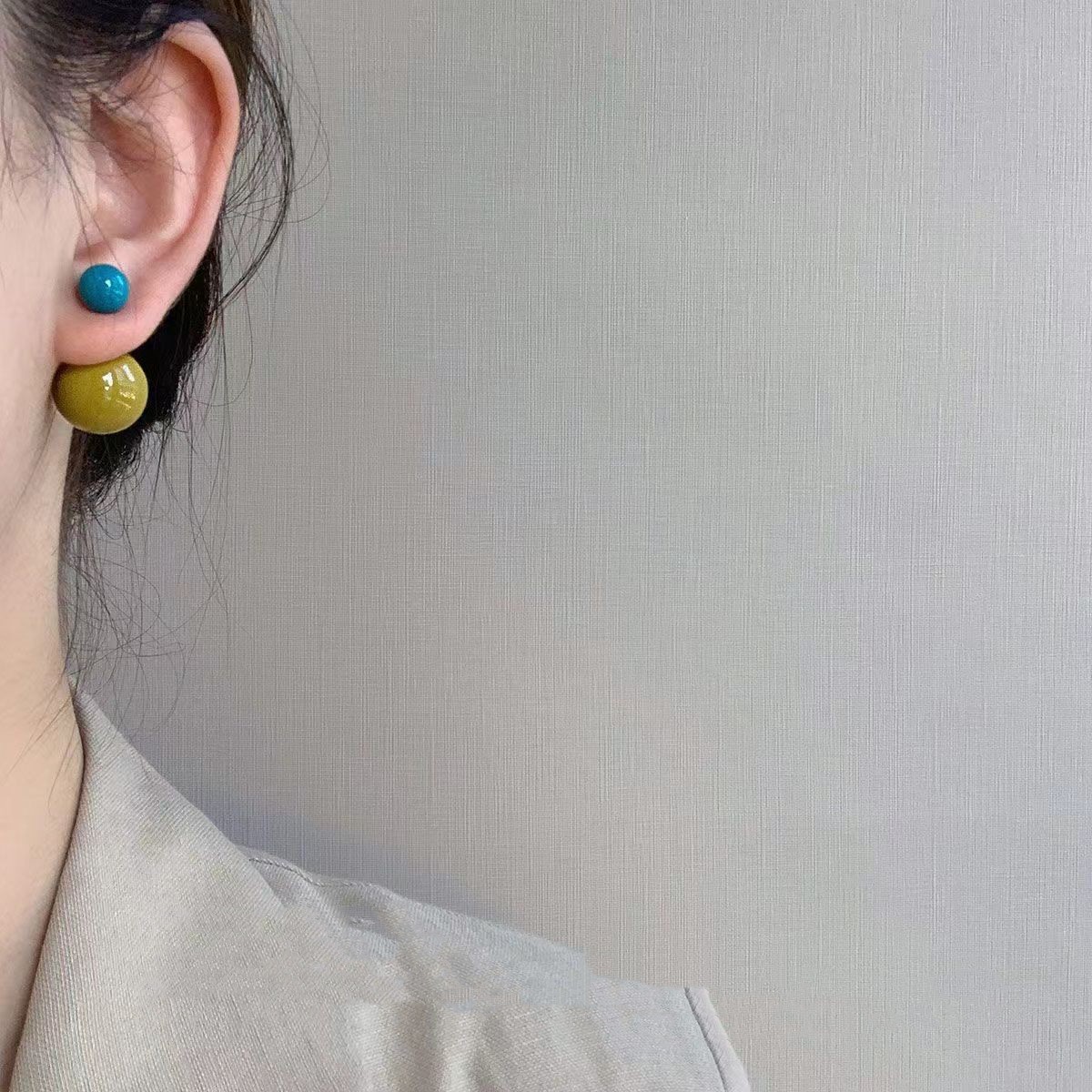 Bubblegum back pendant with two ball candy earrings