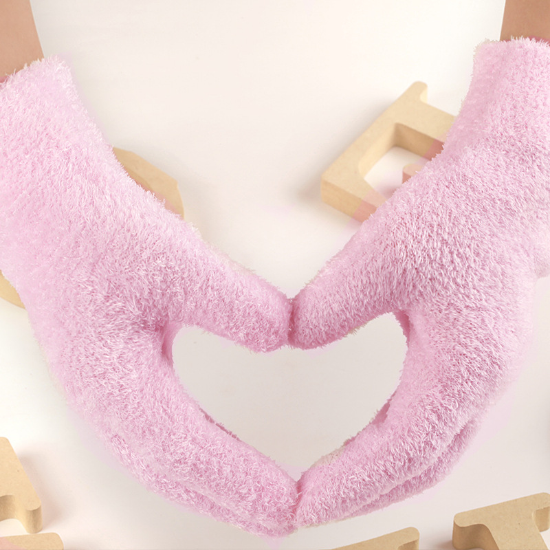 Exfoliating white moisturizing gel gloves