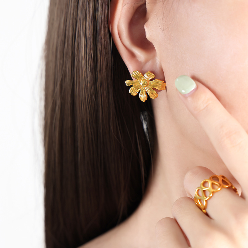 French retro gold flower earrings asymmetrical design