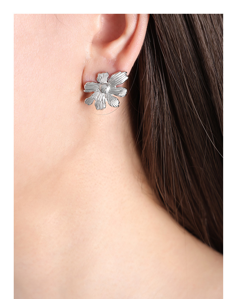 French retro gold flower earrings asymmetrical design