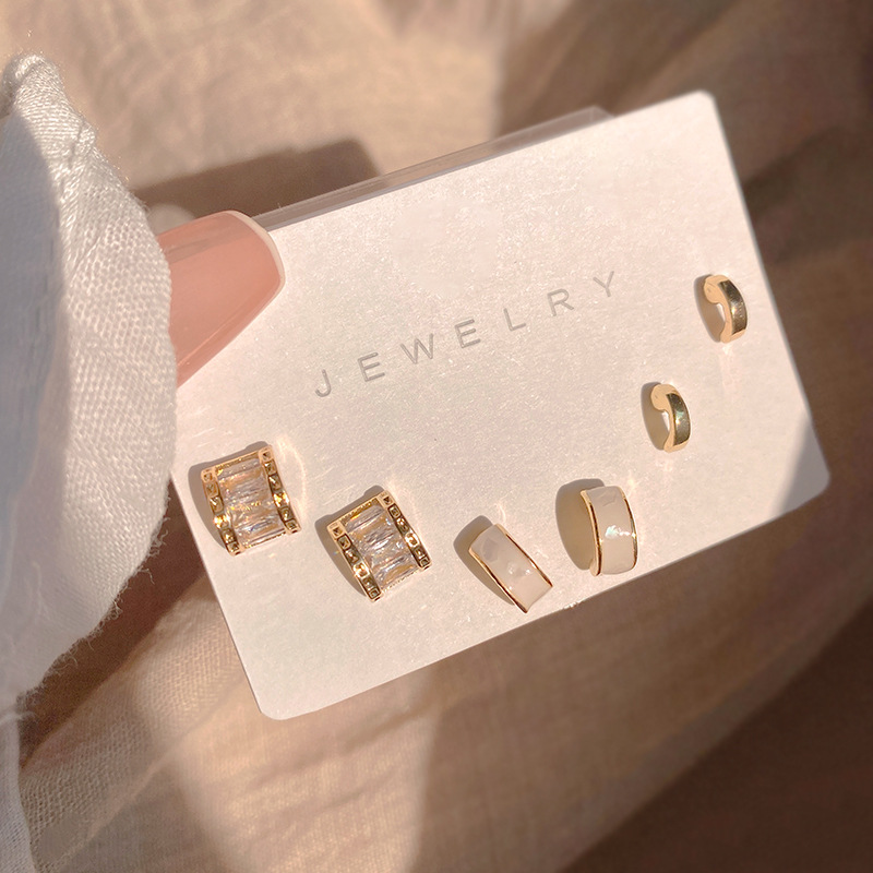 One week compact stud set with premium earrings