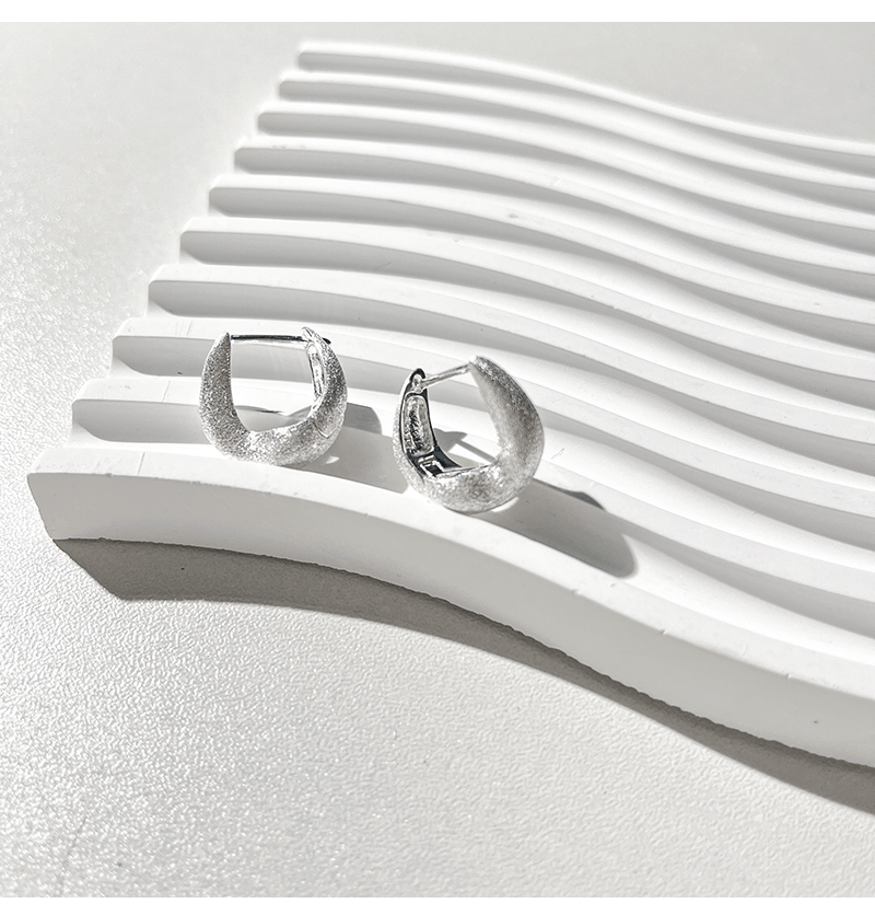 S925 sterling silver horse-shoe earrings with simple buckle