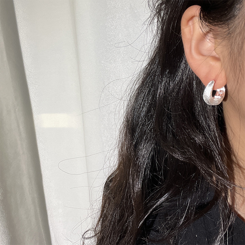 S925 sterling silver horse-shoe earrings with simple buckle