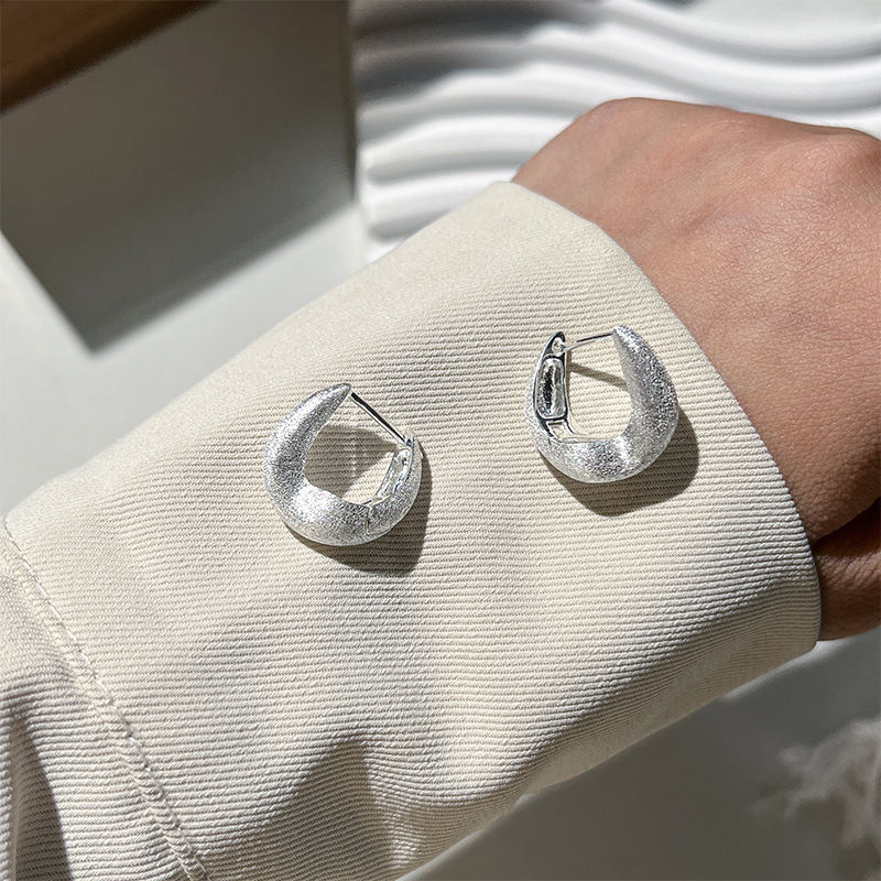 S925 sterling silver horse-shoe earrings with simple buckle