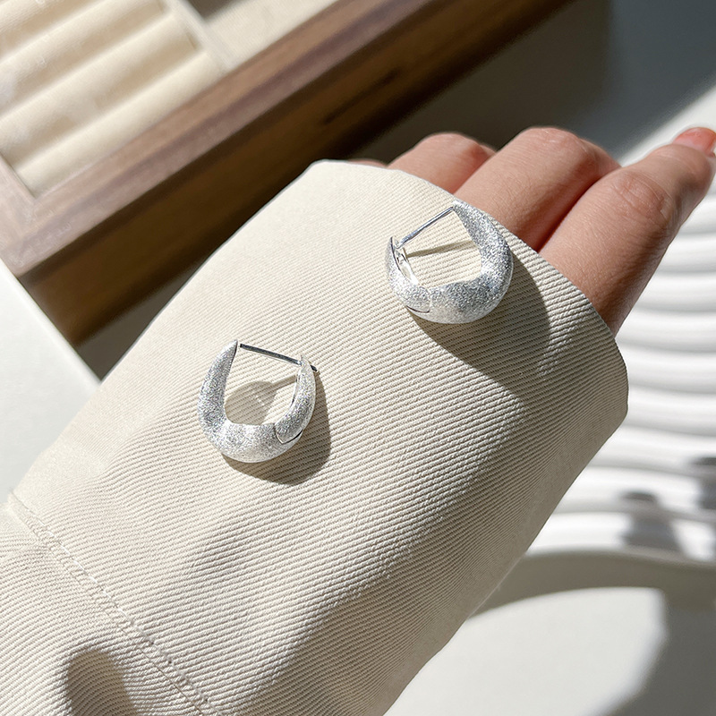 S925 sterling silver horse-shoe earrings with simple buckle