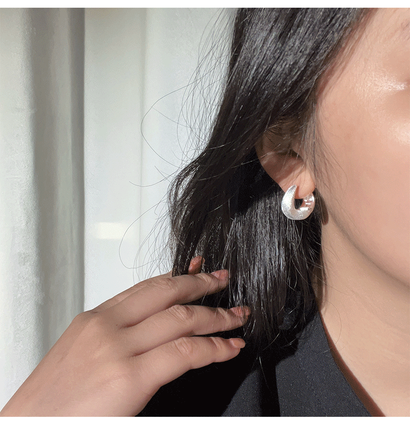 S925 sterling silver horse-shoe earrings with simple buckle