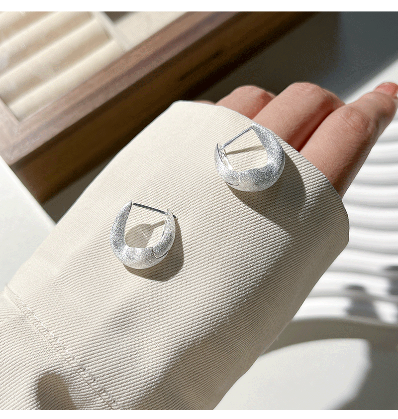 S925 sterling silver horse-shoe earrings with simple buckle