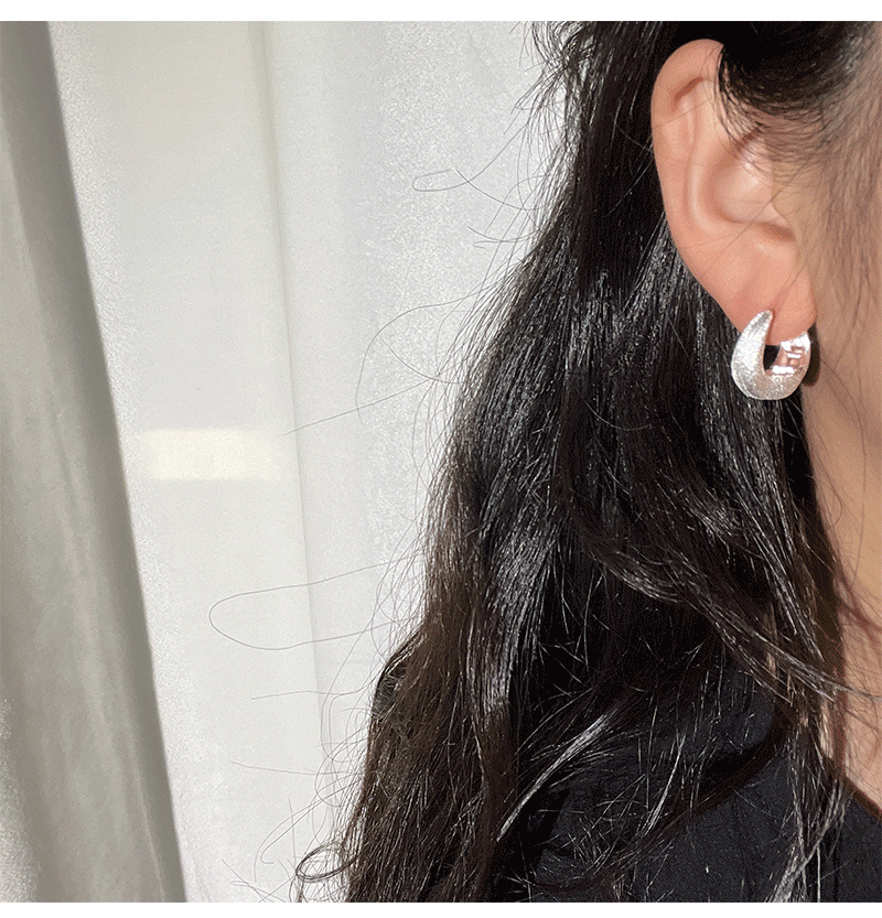 S925 sterling silver horse-shoe earrings with simple buckle