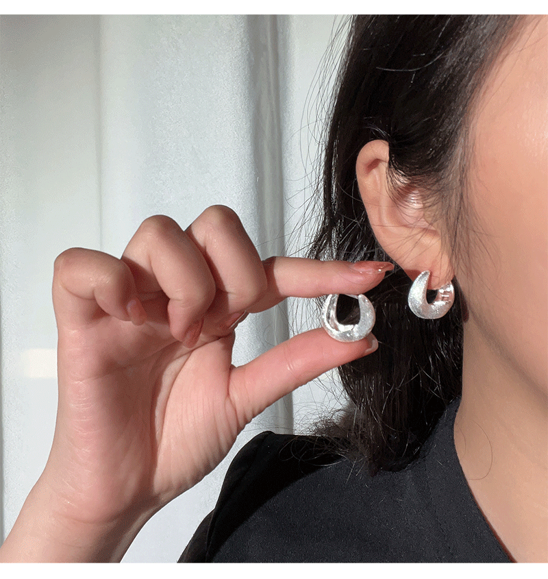 S925 sterling silver horse-shoe earrings with simple buckle