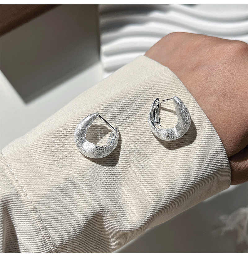 S925 sterling silver horse-shoe earrings with simple buckle