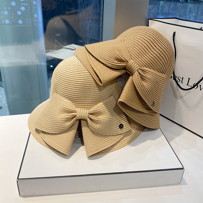 Beach hat with large brim and bow