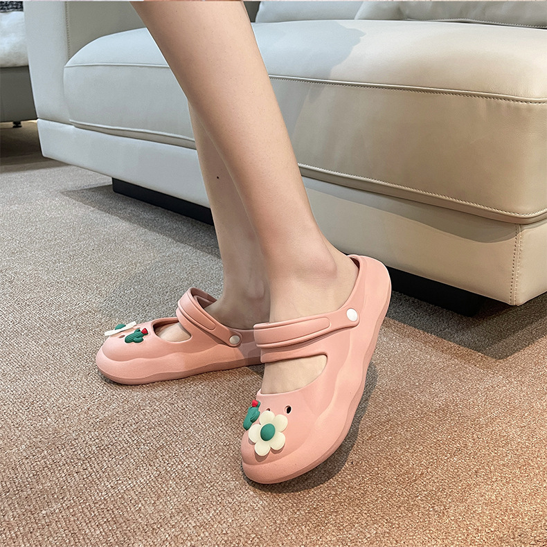 Fashion garden everything with the trend of baotou slippers