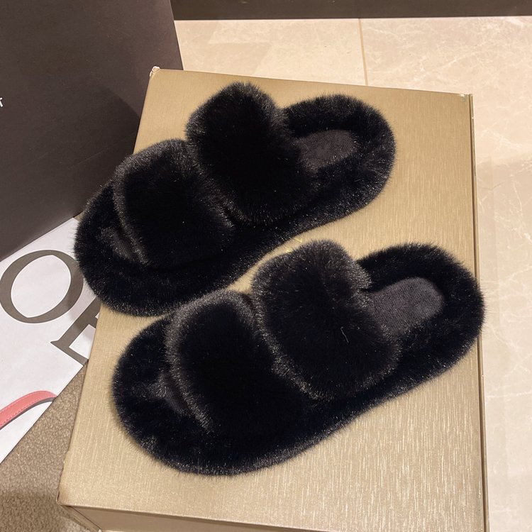 Fluffy slippers with thick soles