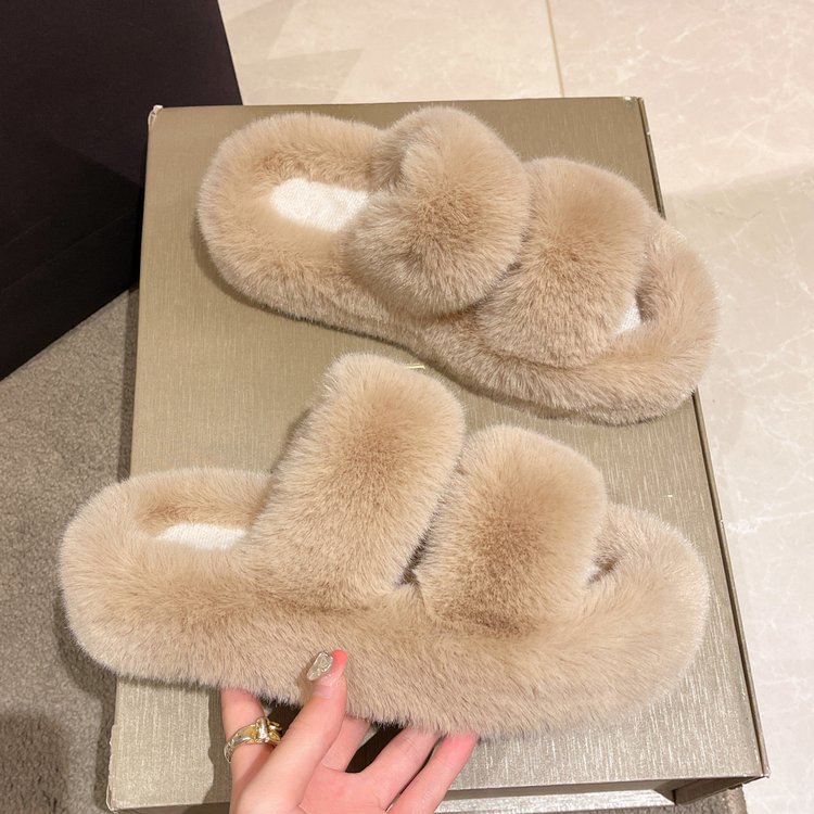 Fluffy slippers with thick soles