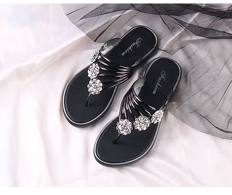 New flat sandals for summer