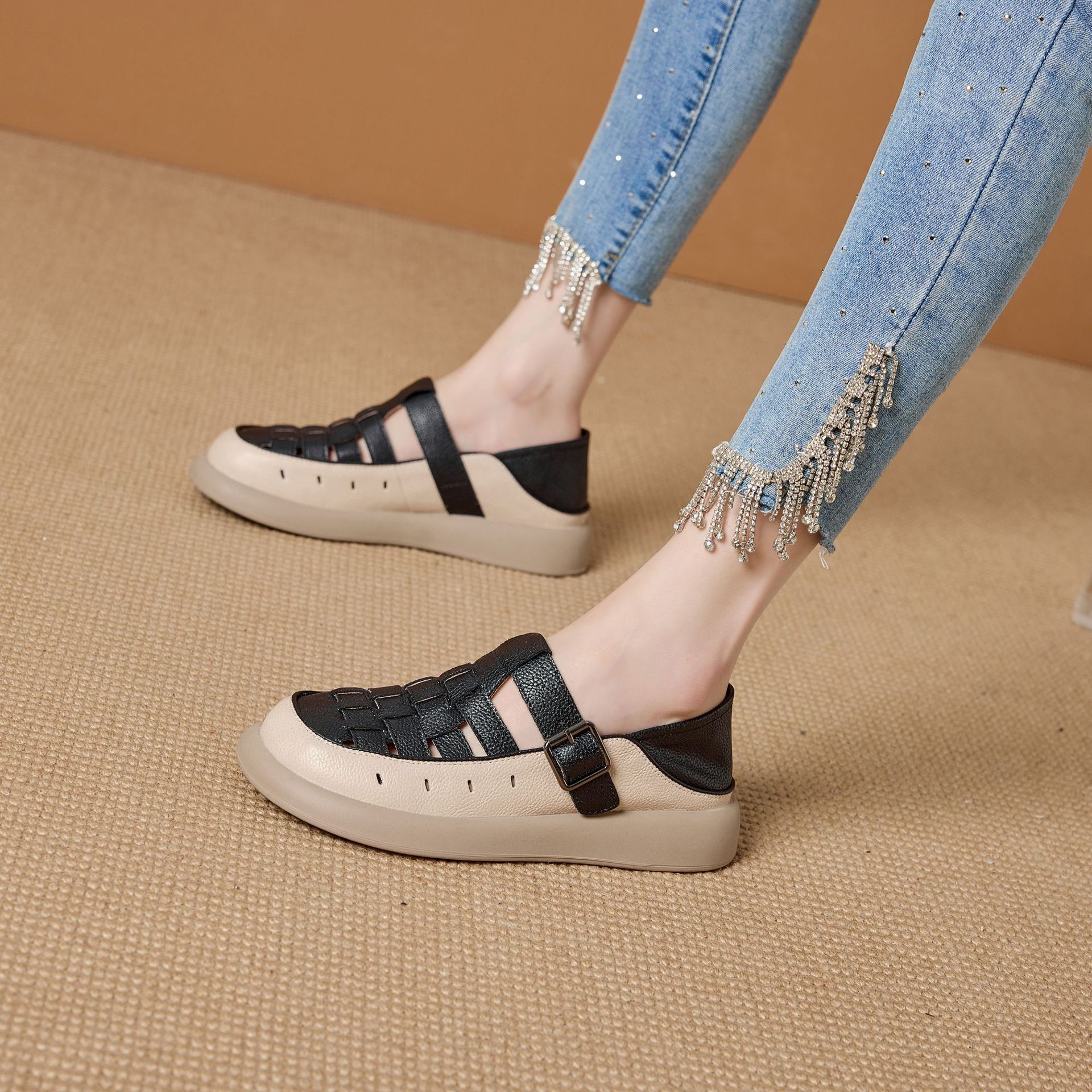 New hollow leather shoes