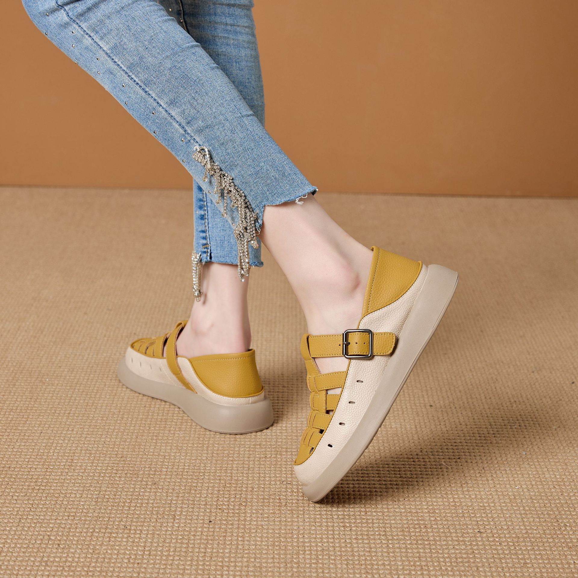 New hollow leather shoes