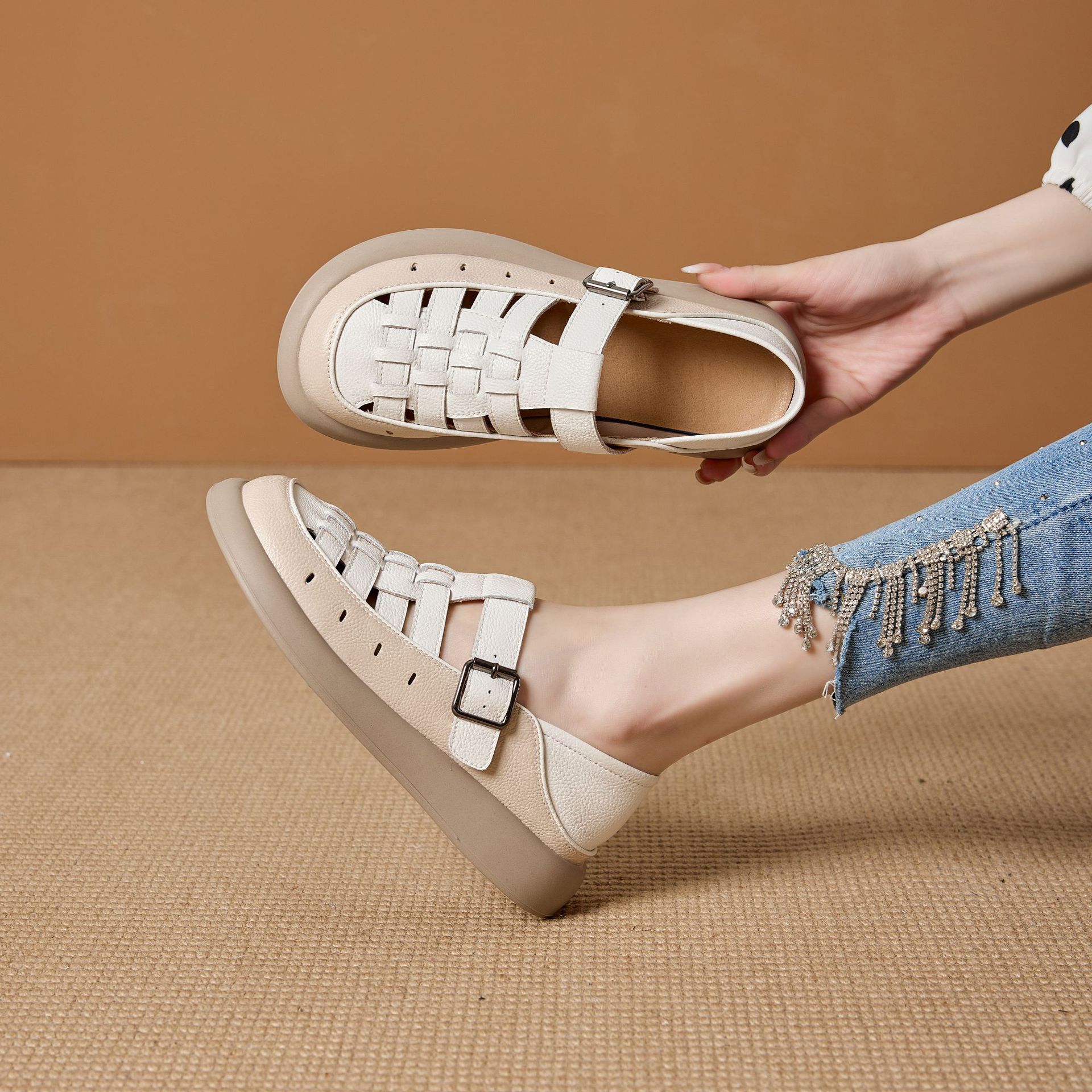 New hollow leather shoes