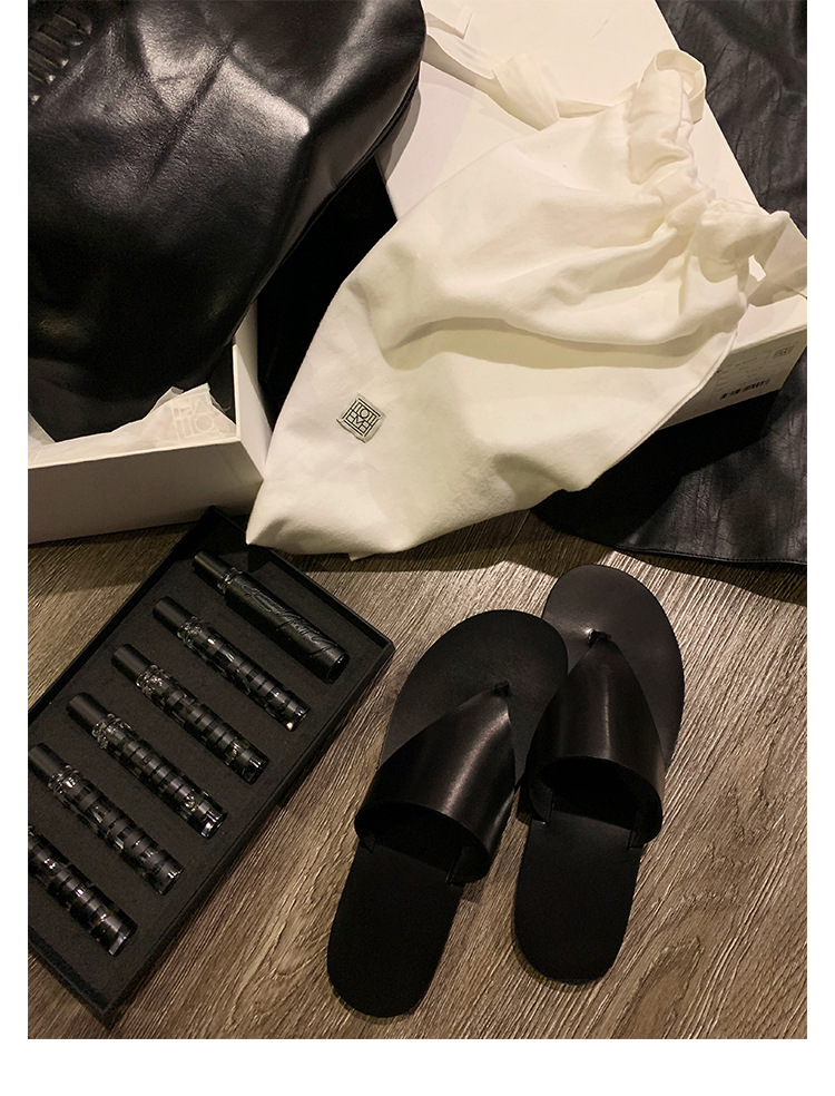 Soft leather simple triangle flip-flops