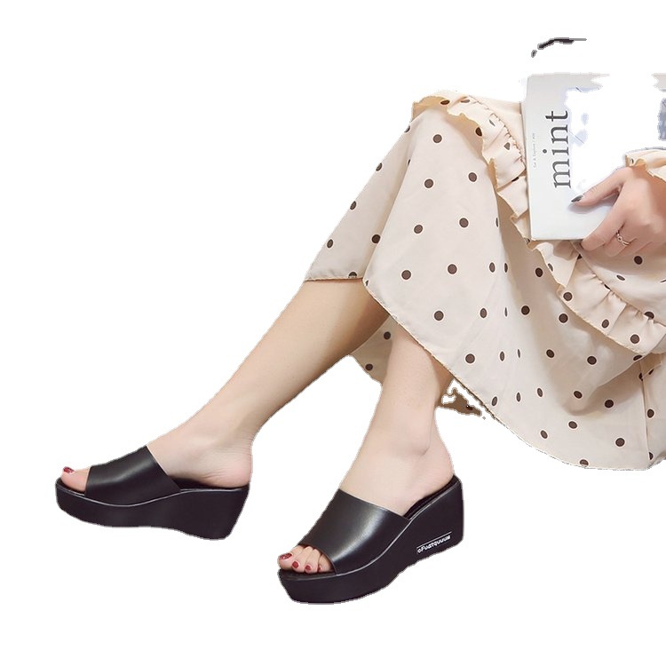 Women’s slip-ons with fish mouths