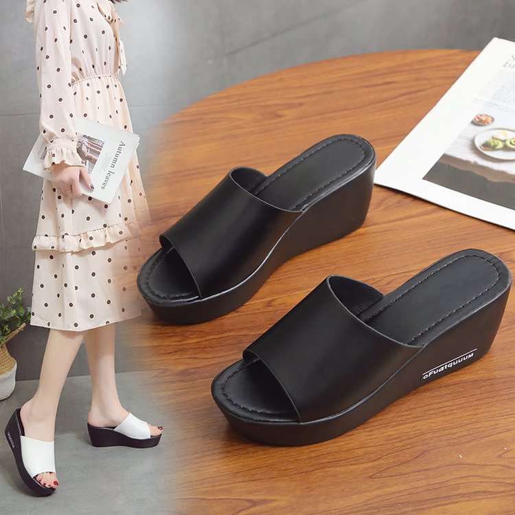 Women’s slip-ons with fish mouths