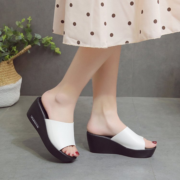 Women’s slip-ons with fish mouths