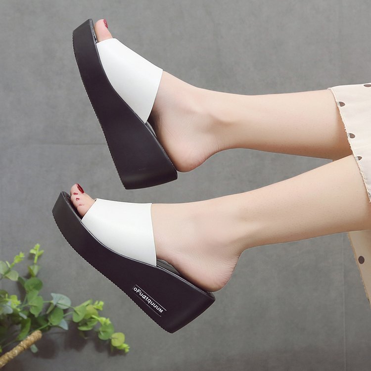 Women’s slip-ons with fish mouths
