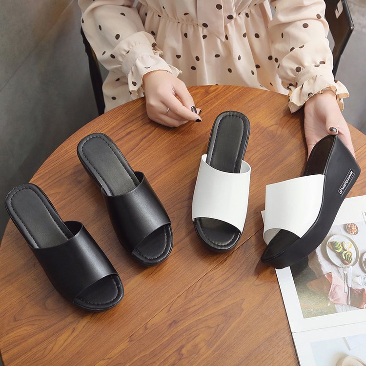 Women’s slip-ons with fish mouths