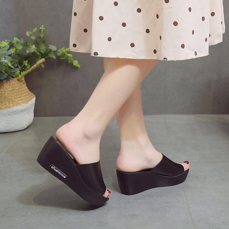 Women’s slip-ons with fish mouths
