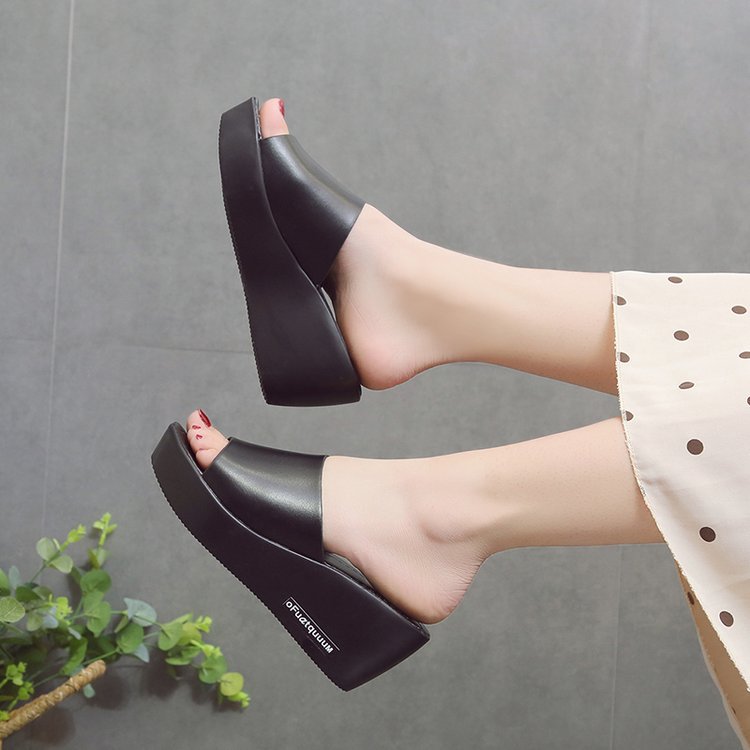 Women’s slip-ons with fish mouths