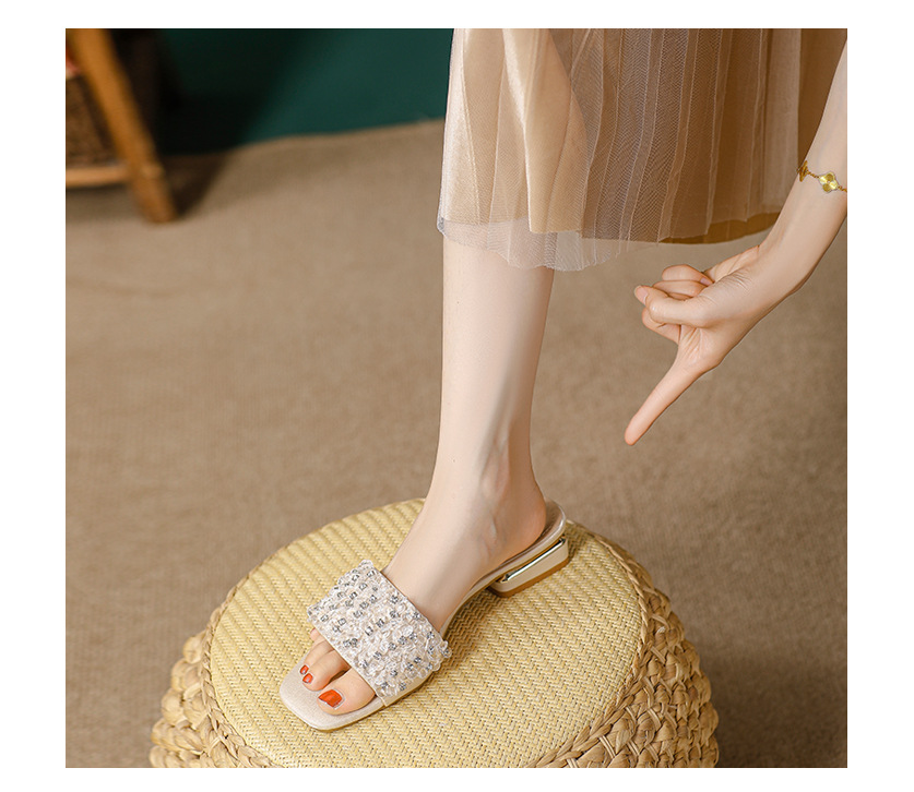 Women’s slippers with thick heels and diamonds